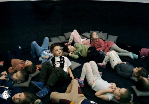 Dzieci oglądają film w kinie sferycznym.