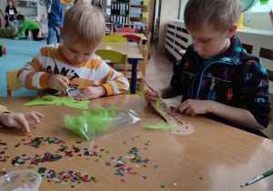 Dzieci w czasie zajęć plastycznych są bardzo skupione na wykonywanym zadaniu.