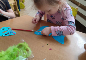 Dzieci w czasie zajęć plastycznych są bardzo skupione na wykonywanym zadaniu.