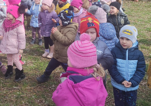 Dzieci wyganiają zimę i Marzannę w czasie spaceru z kukłą i zabaw muzycznych na świeżym powietrzu.