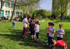 Dzieci w czasie zajęć dydaktycznych w ogrodzie.