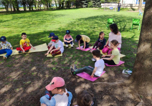 Dzieci w czasie zajęć dydaktycznych w ogrodzie.