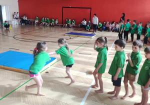 Dzieci w trakcie zmagań sportowych.