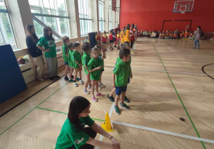 Dzieci w trakcie zmagań sportowych.