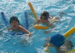 Dzieci uczą się pływać.