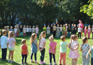 Dzień Przedszkolaka. Dzieci ustawione w kółeczku do wspólnego śpiewania.