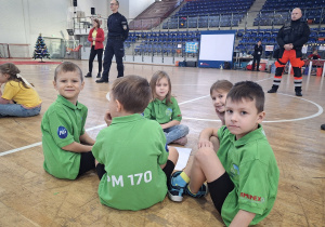 Dzieci w czasie zawodów utrwalają wiedzę i umiejętności z zakresu pierwszej mocy i bezpieczeństwa.