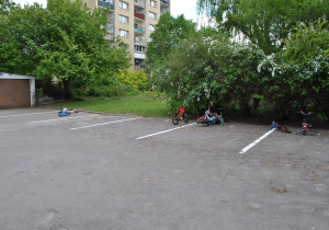 Część rowerów w przygotowanych na parkingu "boksach".
