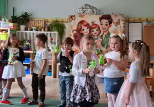 Grupa dzieci stoi podczas występu w sali przedszkolnej. Ujęcie 3