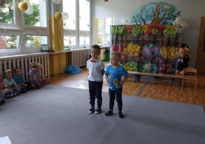 Dwoje dzieci w czasie występu recytatorskiego.