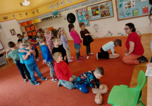 Nauka prawidłowego wykonywania RKO. Na zdjęciu widoczne są dzieci i nauczyciele. Ujęcie 1