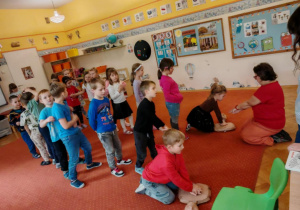 Nauka prawidłowego wykonywania RKO. Na zdjęciu widoczne są dzieci i nauczyciele. Ujęcie 2