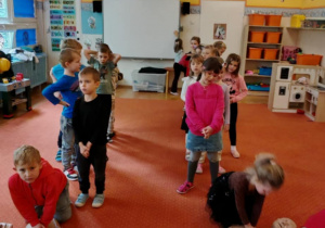 Nauka prawidłowego wykonywania RKO. Na zdjęciu widoczne są dzieci i nauczyciele. Ujęcie 3