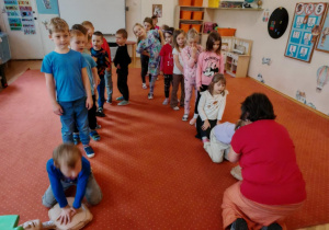 Nauka prawidłowego wykonywania RKO. Na zdjęciu widoczne są dzieci i nauczyciele. Ujęcie 6