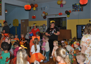 Dzieci i nauczyciele wspólnie bawią się na balu jesieni. Uczestnicy balu są poprzebierani w stroje związane z tematyką imprezy. Ujęcie 7