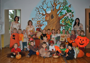 Dzieci z Grupy 1 pozują razem z nauczycielami do wspólnego zdjęcia.