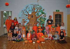 Dzieci z Grupy 2 pozują razem z nauczycielami do wspólnego zdjęcia.