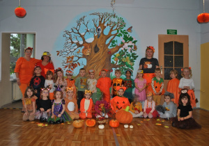 Dzieci z Grupy 2 pozują razem z nauczycielami do wspólnego zdjęcia.