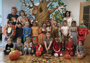 Dzieci z Grupy 5 pozują razem z nauczycielkami do wspólnego zdjęcia.