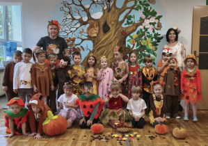 Dzieci z Grupy 3 pozują razem z nauczycielami do wspólnego zdjęcia.