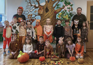 Dzieci z Grupy 4 pozują razem z nauczycielami do wspólnego zdjęcia.