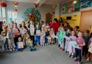 Dzieci, które brały udział w konkursie otrzymały dyplomy i pozują do wspólnego zdjęcia.