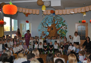 Dzieci w trakcie występu. Ujęcie 1