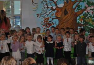 Dzieci w trakcie występu. Ujęcie 2