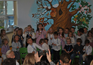 Dzieci w trakcie występu. Ujęcie 5