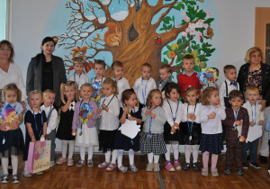 Dzieci i nauczycielki pozują do wspólnego zdjęcia z okazji "Pasowania na przedszkolaka".