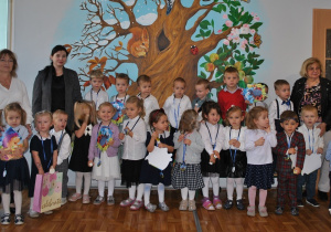 Dzieci i nauczycielki pozują do wspólnego zdjęcia z okazji "Pasowania na przedszkolaka".