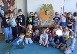 Dzień dyni w grupie 3. Dzieci pozują do wspólnego zdjęcia.