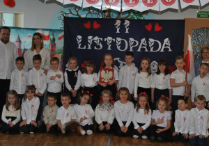 Przedstawienie z okazji Dnia Niepodległości. Pamiątkowe zdjęcie grupowe - grupy 4 i 5.