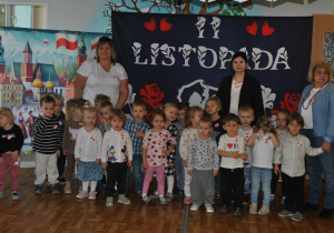 Przedstawienie z okazji Dnia Niepodległości. Pamiątkowe zdjęcie grupowe - grupa 1.