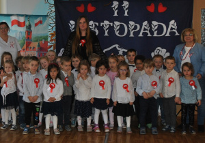 Przedstawienie z okazji Dnia Niepodległości. Pamiątkowe zdjęcie grupowe - grupa 2.