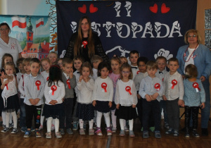 Przedstawienie z okazji Dnia Niepodległości. Pamiątkowe zdjęcie grupowe - grupa 2.