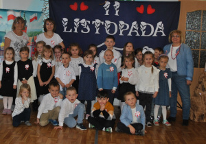 Przedstawienie z okazji Dnia Niepodległości. Pamiątkowe zdjęcie grupowe - grupa 5.