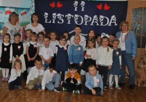 Przedstawienie z okazji Dnia Niepodległości. Pamiątkowe zdjęcie grupowe - grupa 5.