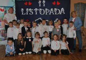 Przedstawienie z okazji Dnia Niepodległości. Pamiątkowe zdjęcie grupowe - grupa 3. Zdjęcie anonimizowane.