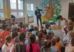 Iluzjonista w trakcie występu. Ujęcie 1