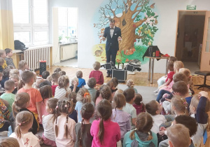 Iluzjonista w trakcie występu. Ujęcie 2