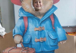 Dziecko pozuje do zdjęcia w fotobudce "Miś Paddington"