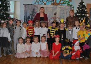 Dzieci z grupy 3 pozują do wspólnego zdjęcia po przedstawieniu świątecznym.