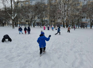 Grupa 2 bawi się na śniegu