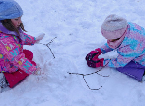 Grupy 3 i 4 bawią się na śniegu