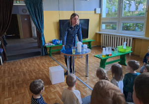 Dzieci obserwują nauczycielkę wykonującą eksperymenty. Ujęcie 2