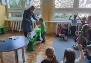 Dzieci obserwują nauczycielkę wykonującą eksperymenty. Ujęcie 3