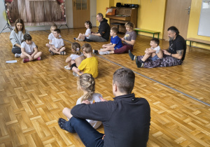 Dzieci w parach ze sobą lub z rodzicami. Masażyki na plecach.