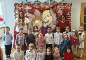 Dzieci i nauczycielki z grupy 2 pozują do wspólnego zdjęcia po występie.