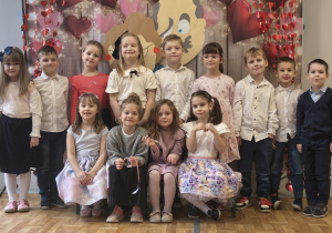Dzieci z grupy 4 pozują do wspólnego zdjęcia po występie.
